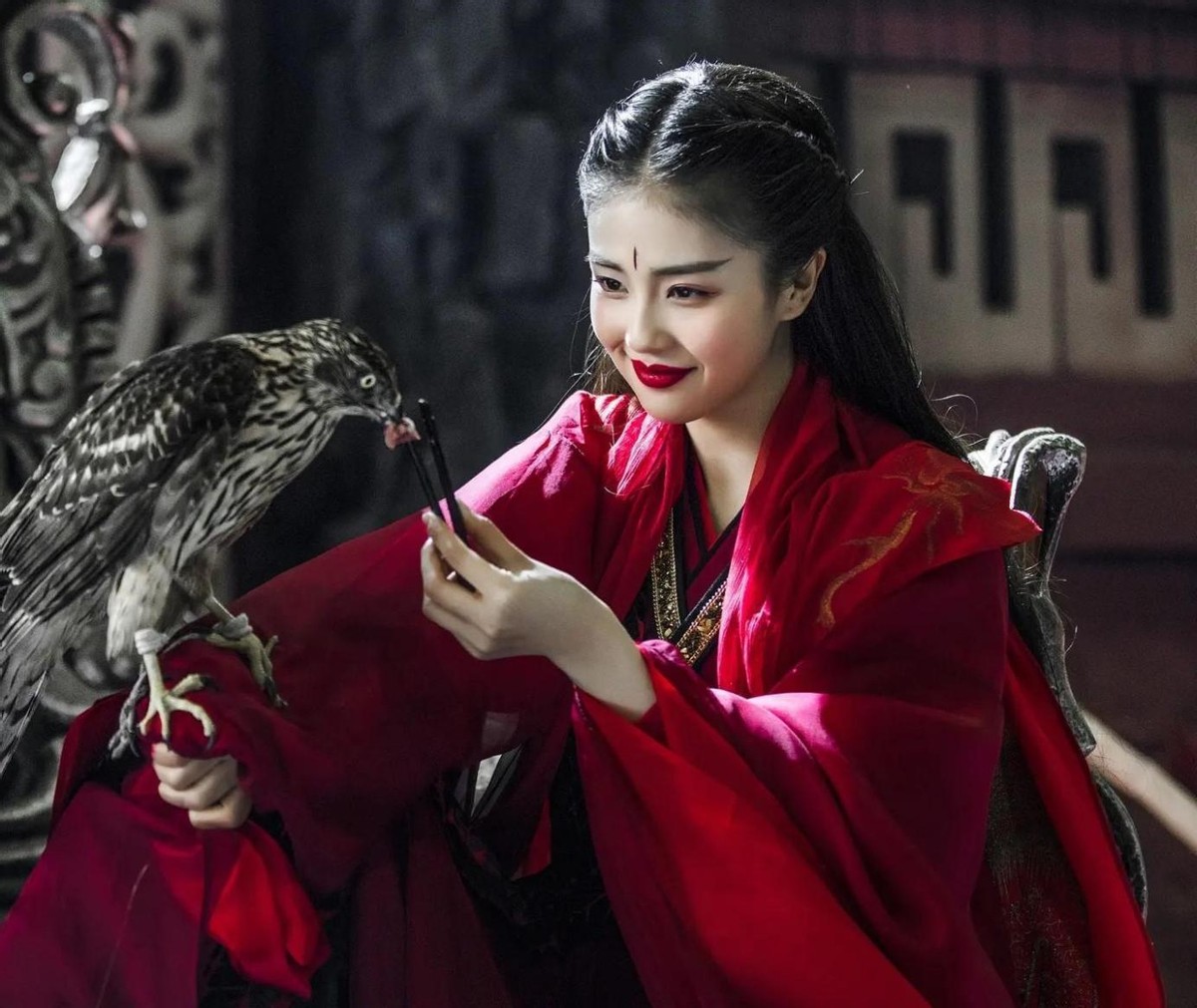 同样是“红衣造型”，杨幂娇俏像少女，赵丽颖霸气十足