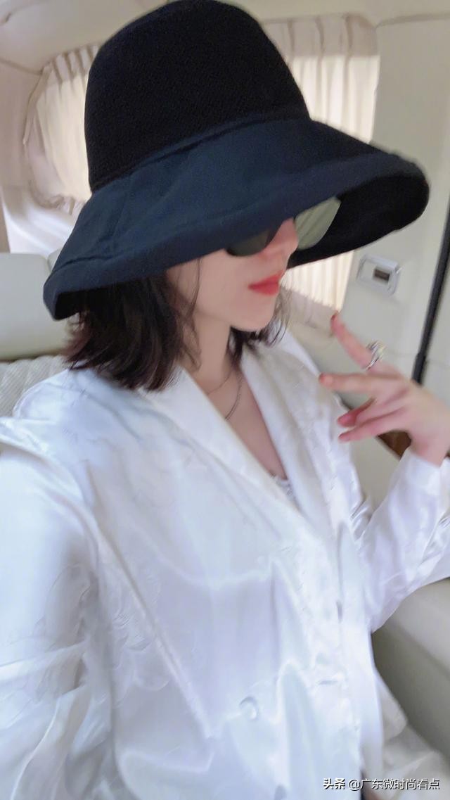 娱乐明星宋佳玩自拍，嘟嘟嘴不少见，少见的是戴浴帽