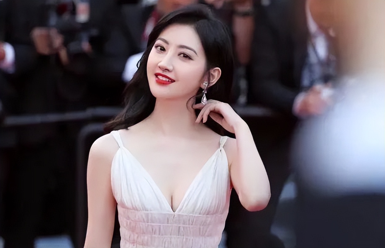 北景甜南奕欢：一个资源拿到手软，一个沉沦网大，今差距一目了然