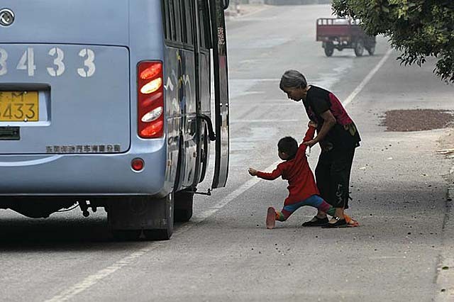 安徽光棍兄弟收养弃婴，给拖拉机装土赚奶粉钱，34年后女婴成教师