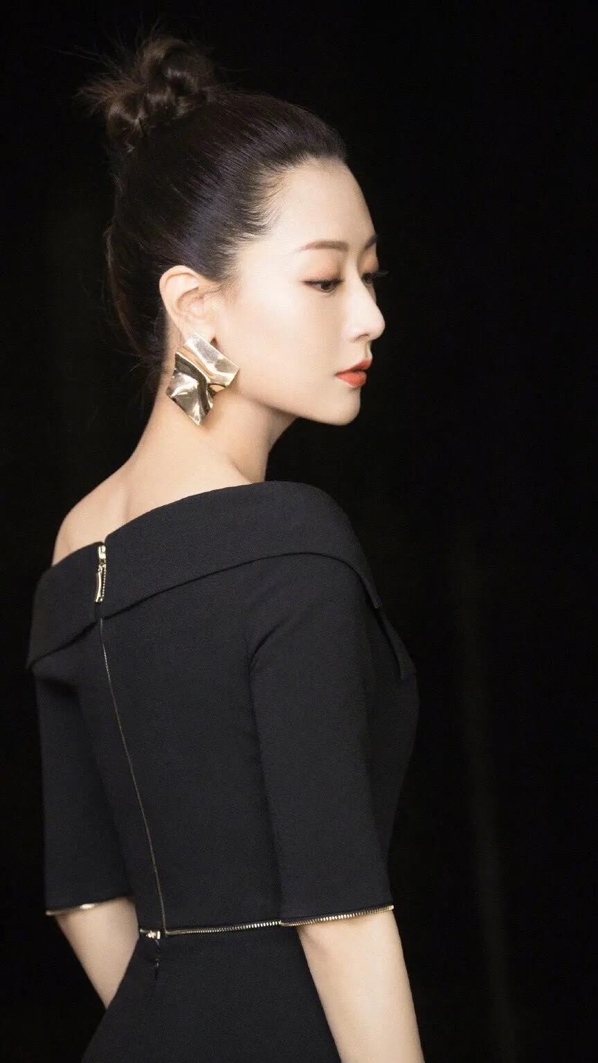 白冰：知性优雅，温婉甜美的邻家女形象非常迷人
