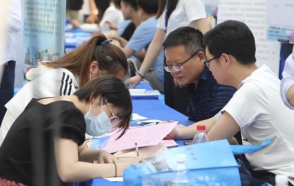 公务员晒“辞职信”走红，引发网友共鸣，辞职理由值得深思