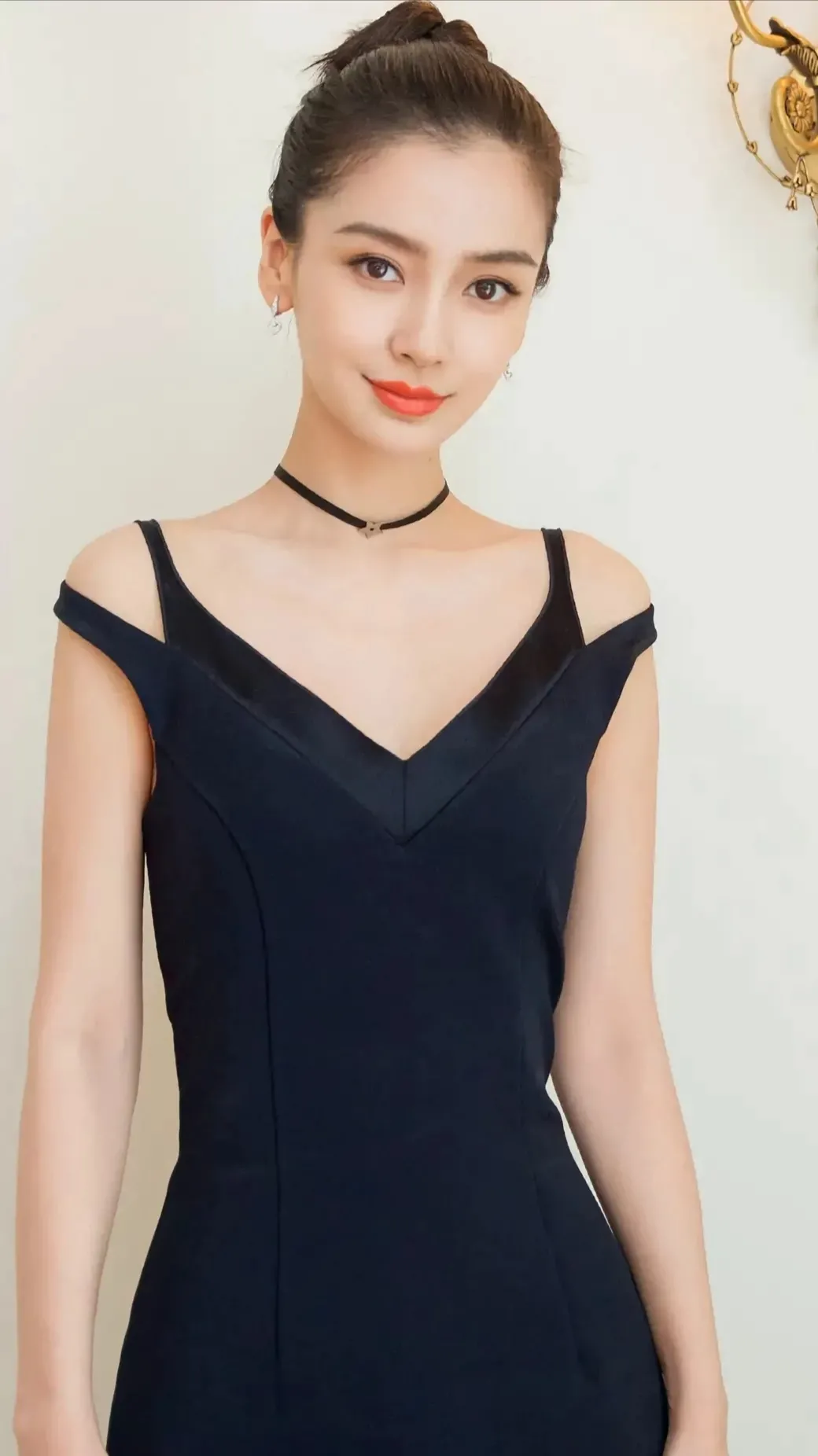 杨颖：回眸一笑胜星华