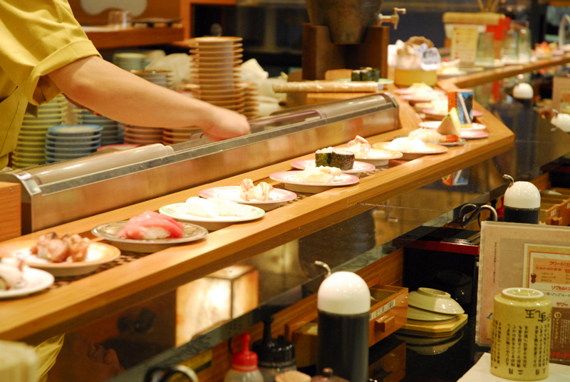 在正宗的回轉壽司店里用餐是種什么體驗？回轉壽司美食指南來了