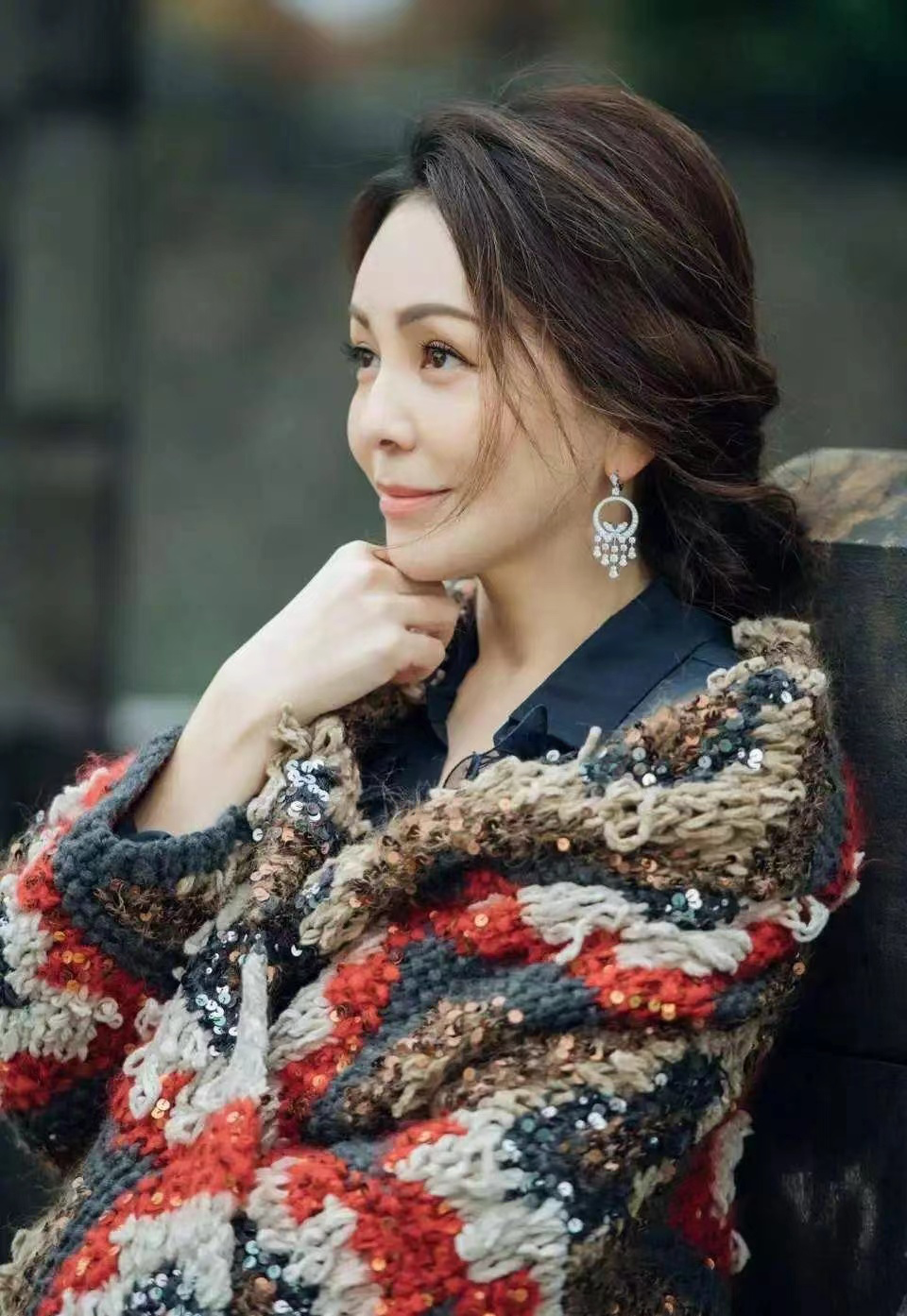 出生在1970年的王琳有着典型的上海女人的气质,精致又端庄,脸型小巧