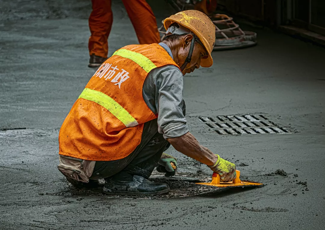 “打工就是我儿子”！职校女辱骂外卖员，道出一个残酷的真相