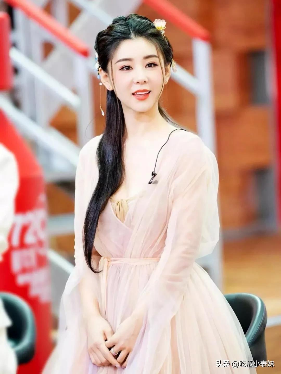 李小萌，圆圆的脸蛋，两眼有神，网友：太可爱了