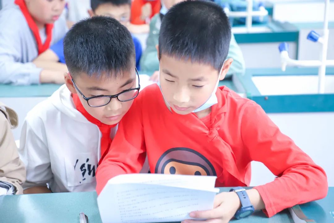 黄甲小学开展“人人参与科技节，我的科技节我做主”科技节活动