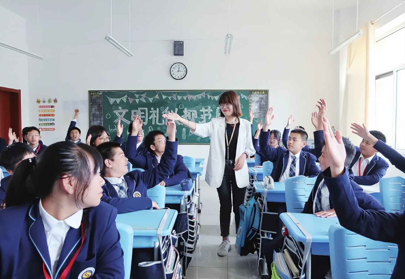 三名老师“盯上”校长种的草莓，偷吃过程不断反转，结局笑翻众人