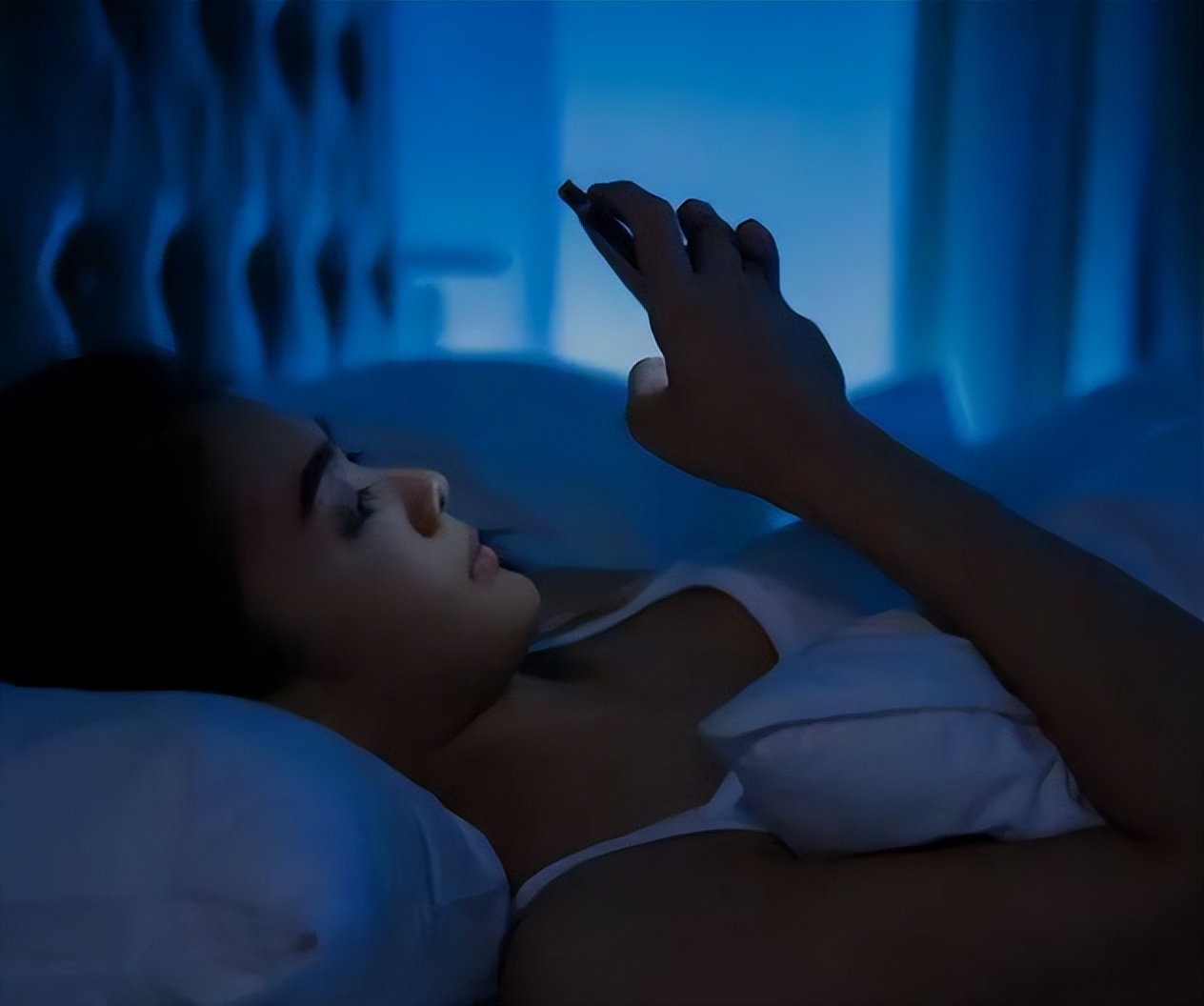 睡前躺在床上玩手机的人，身体会有5个变化，早知道早预防