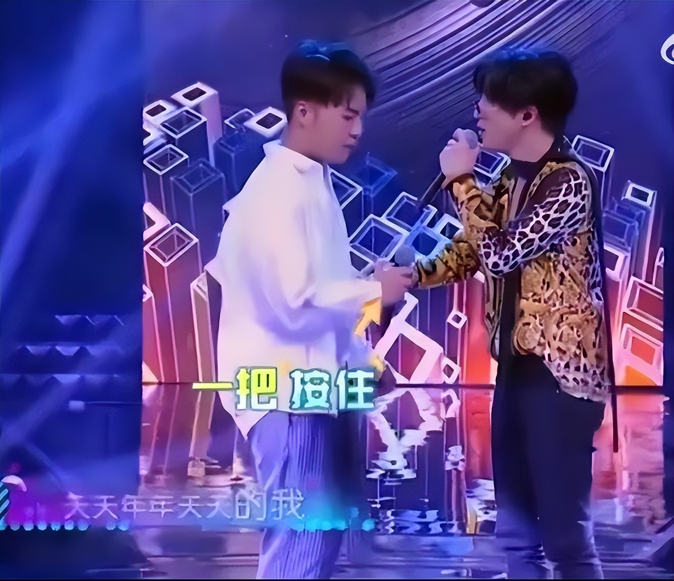 有一种“暖”叫善良，黄晓明救人，岳云鹏挡酒，个个细节见人品