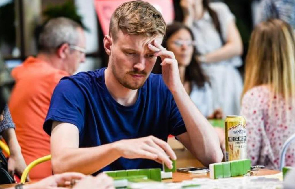 外国人拿到中国“绿卡”后，身份证上写什么民族？三种方案任你选