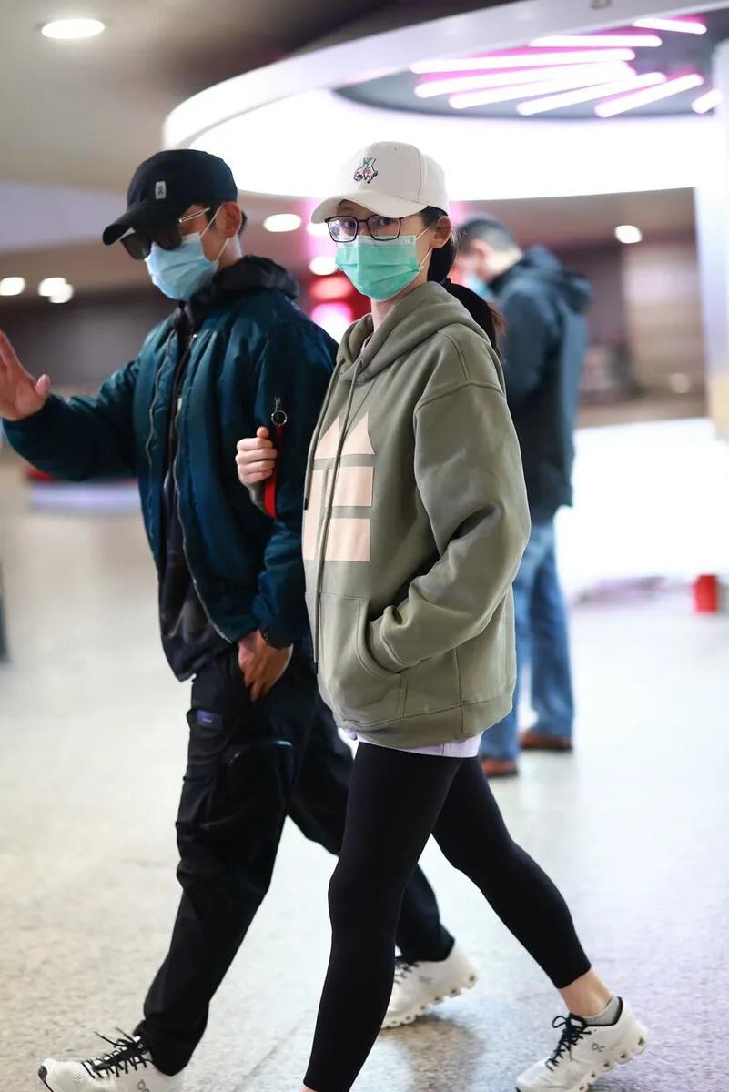 郑恺苗苗一家三口同框温馨幸福，1岁女儿打扮粉嫩，侧颜软萌可爱