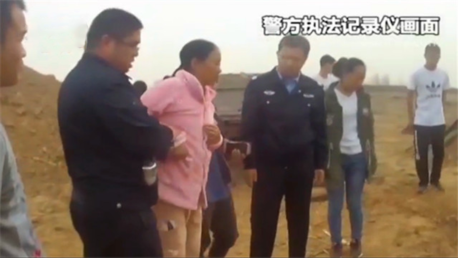 “爱心妈妈”李利娟：22年收养118个孤儿，却利用孩子敲诈2千万