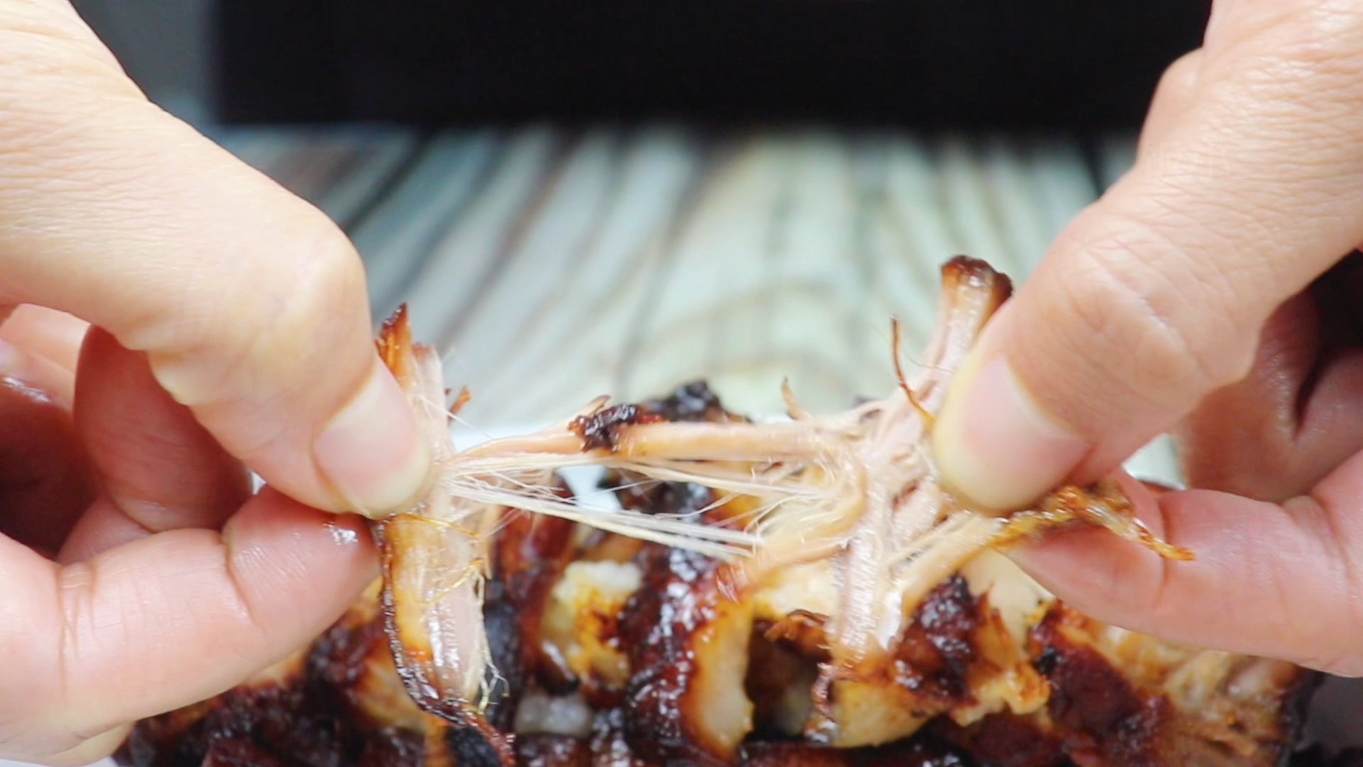 “蜜汁叉烧肉”的正宗做法，不烤箱不油炸，一撕马上爆出蜜汁