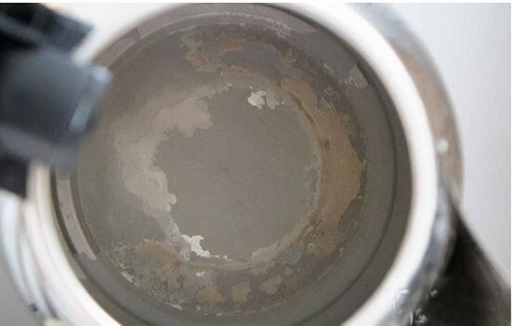 烧水壶有“黄垢”，烧水慢还不健康，教你几个小妙招，水垢哗哗掉