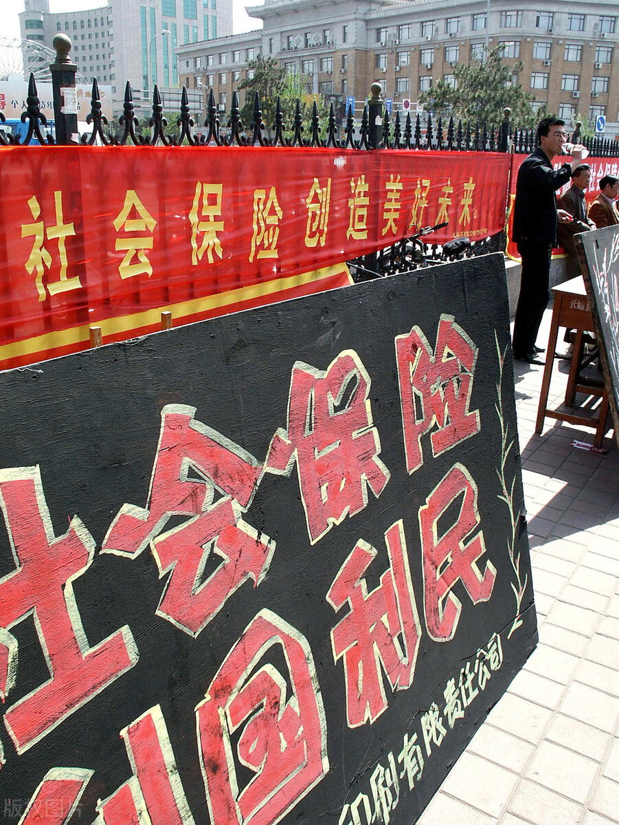 2022年社保现行政策，未缴满15年，这些人可以一次性补缴