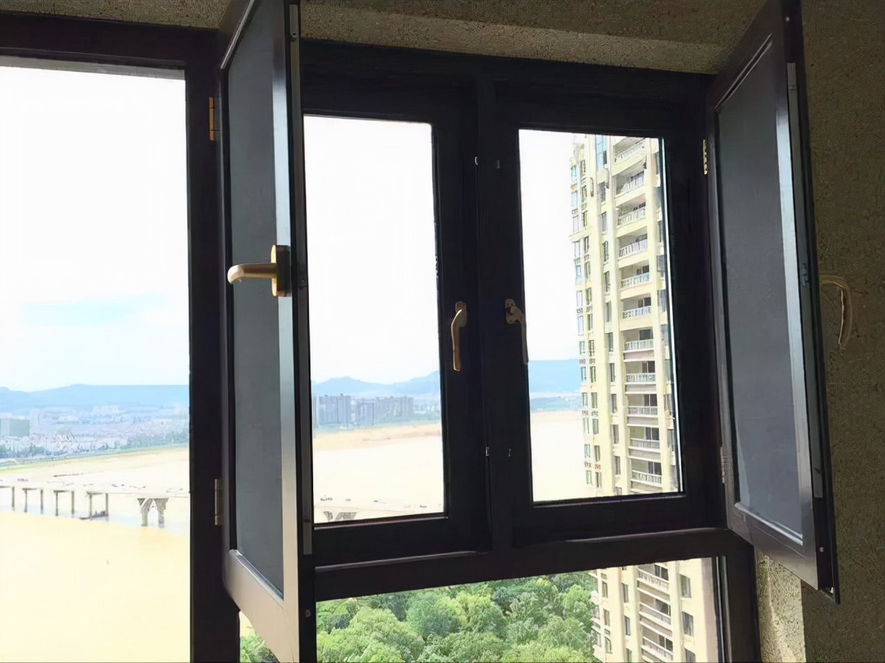 封阳台的几种封窗方法封阳台样式怎样选现在封阳台最流行的效果图