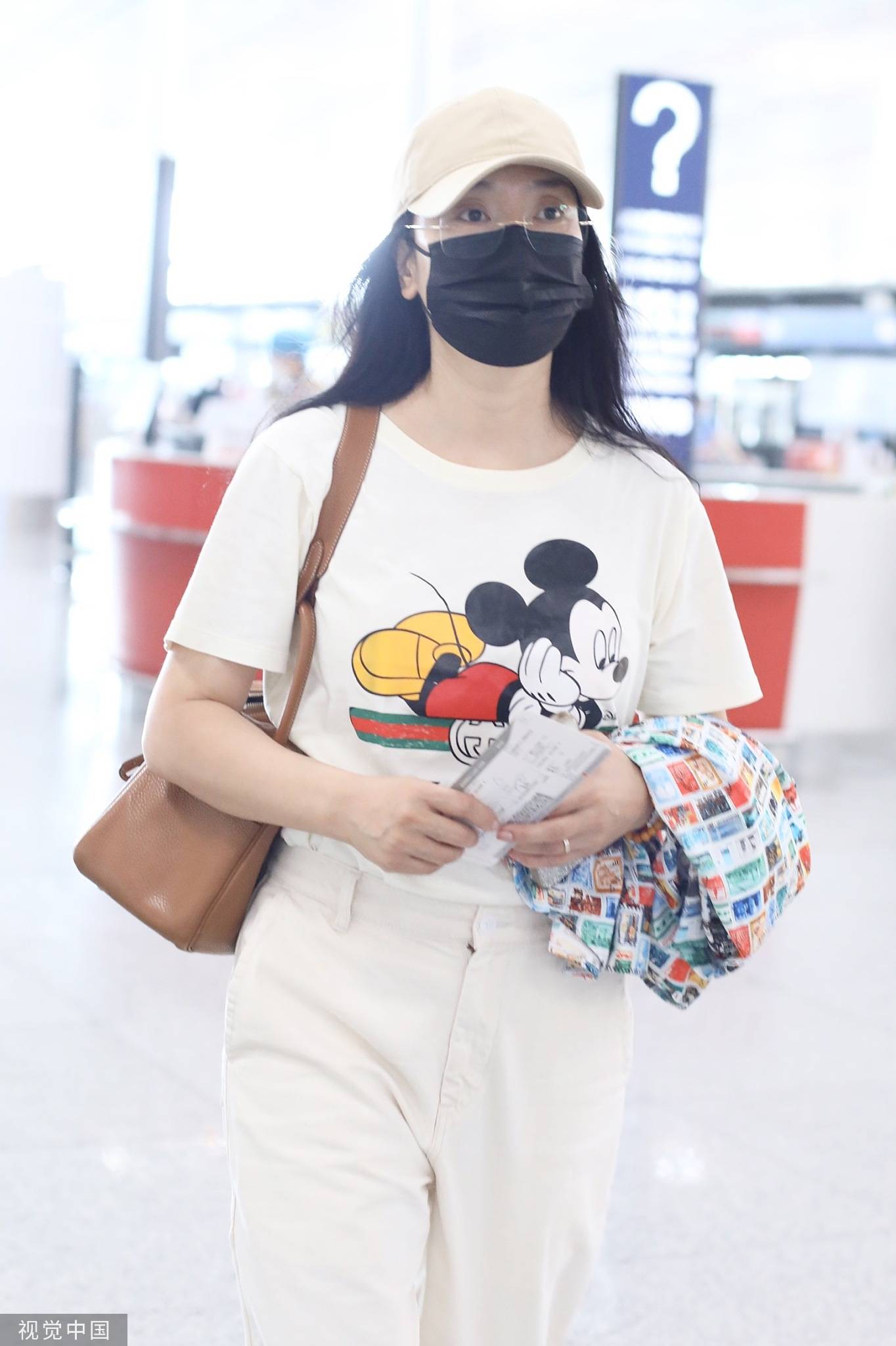 凤凰传奇玲花穿卡通T恤素颜走机场 浅色穿搭好舒适