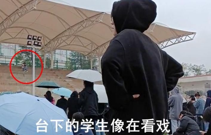 某大学小情侣操场“秀恩爱”，搂抱亲吻，引得上百名同学观看