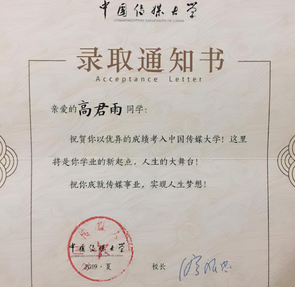 点读机女孩成冬残奥会引导员，一席白衣仙气十足，谁的青春回来了