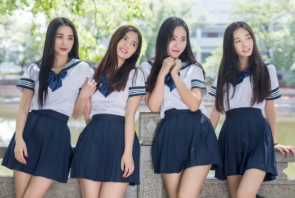 大学生JK制服毕业照，满屏大长腿惹人羡慕，却被批没有大学生样