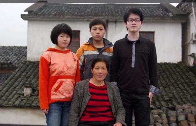 31岁不幸丧夫，做挑夫17年养育三个子女，龙凤胎同年考入重点大学