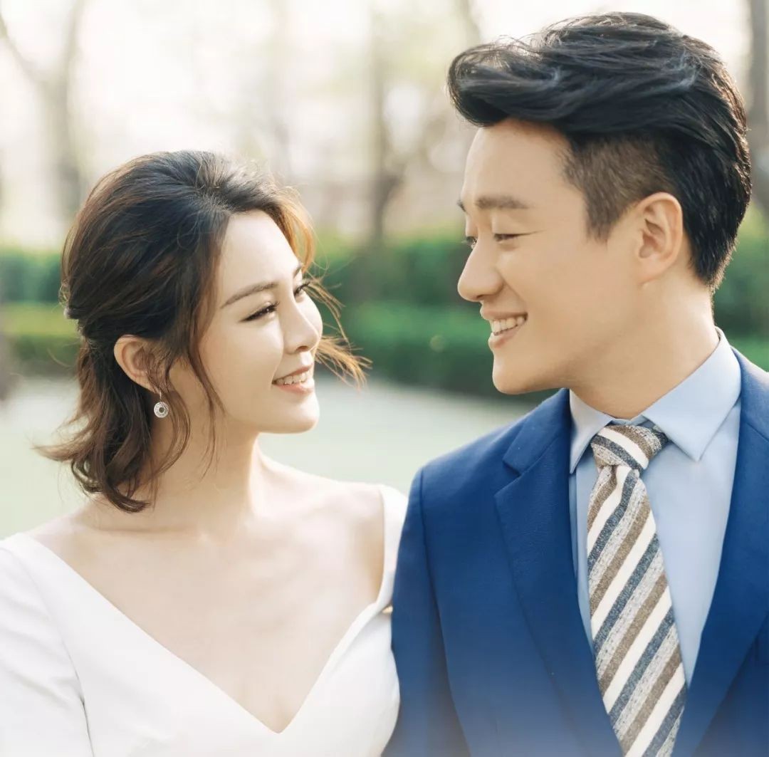 6位娱圈明星夫妻，从校服到婚纱，个个娶初恋，在一起最长40年