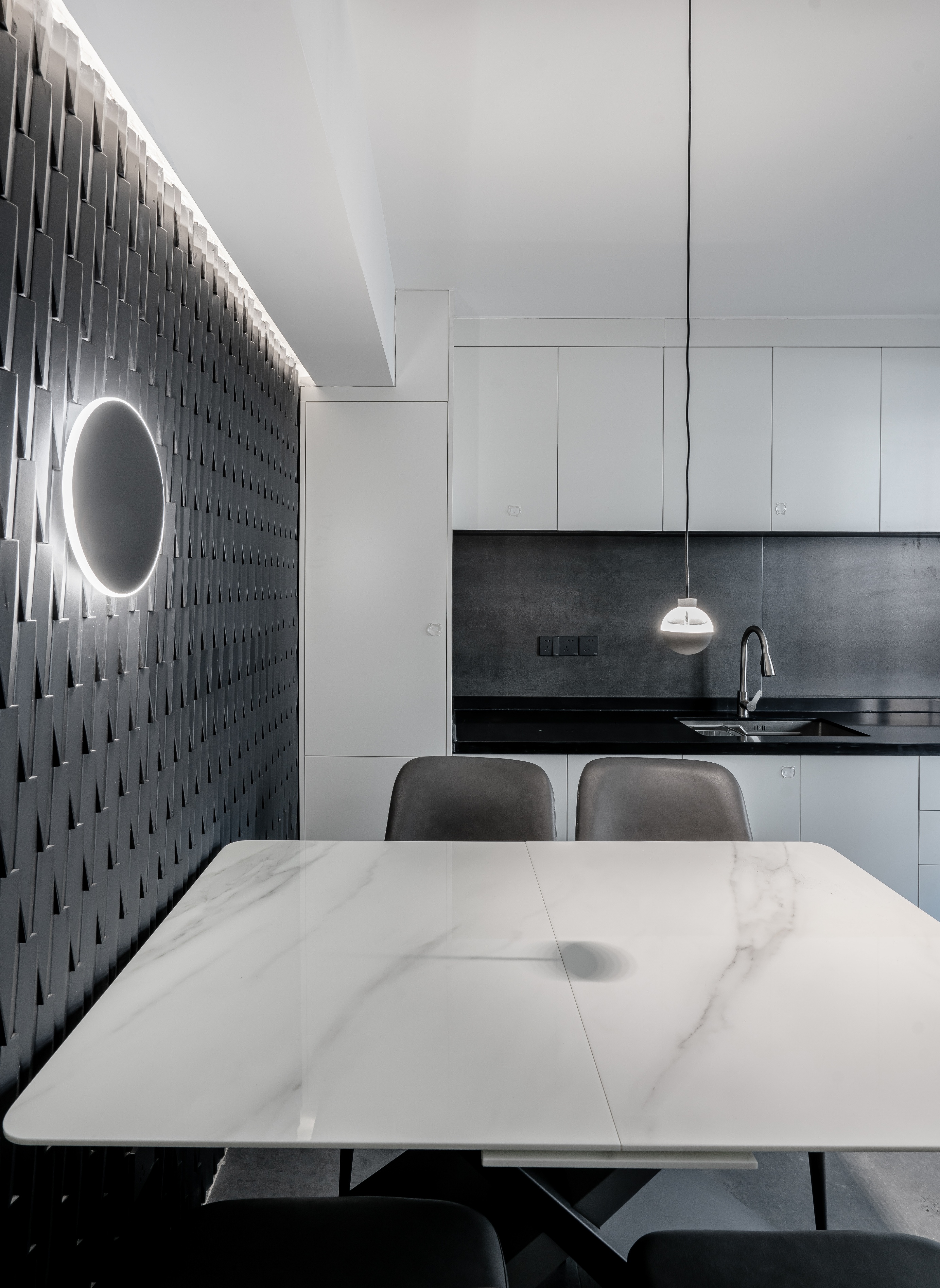 20年老房蜕变重生，为60+老夫妇打造黑白前卫家居