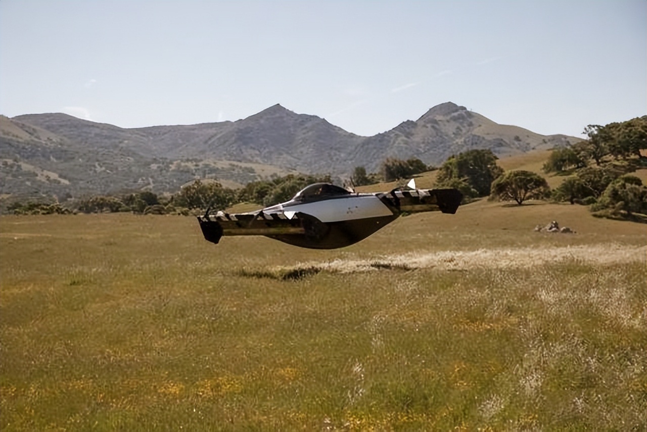 全球首款个人飞行电动汽车亮相！网友看了直呼“真香”