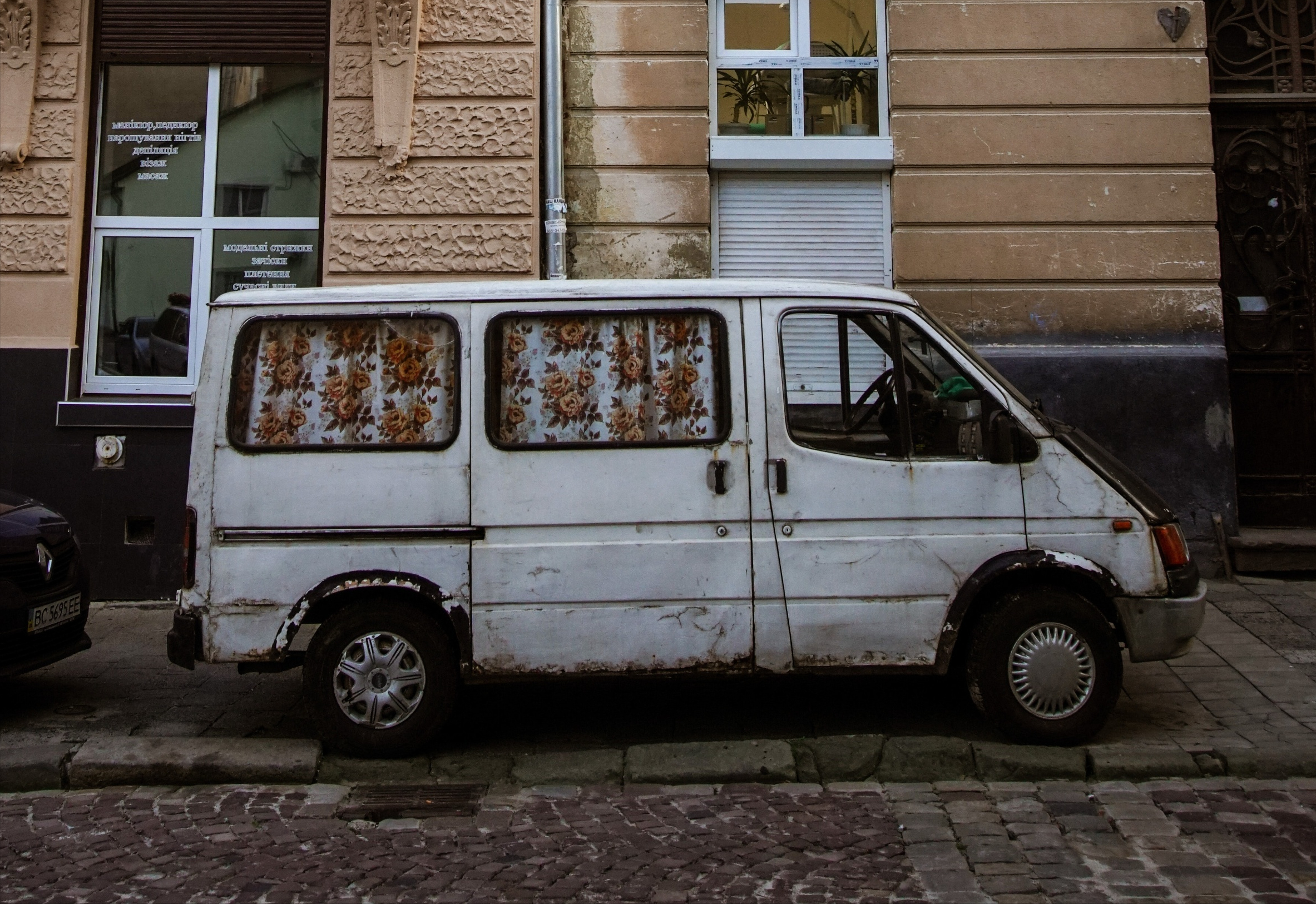 汽車(chē)電瓶沒(méi)電了，光靠原地怠速能充滿嗎？毀不毀車(chē)？