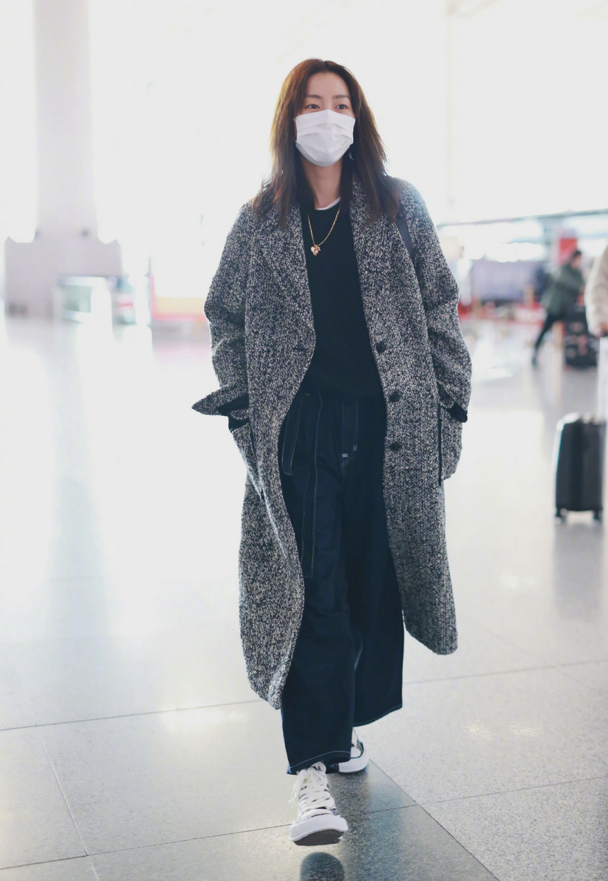 这才是女明星该有的大衣穿搭,不露腿不浮夸,时髦好看又好学