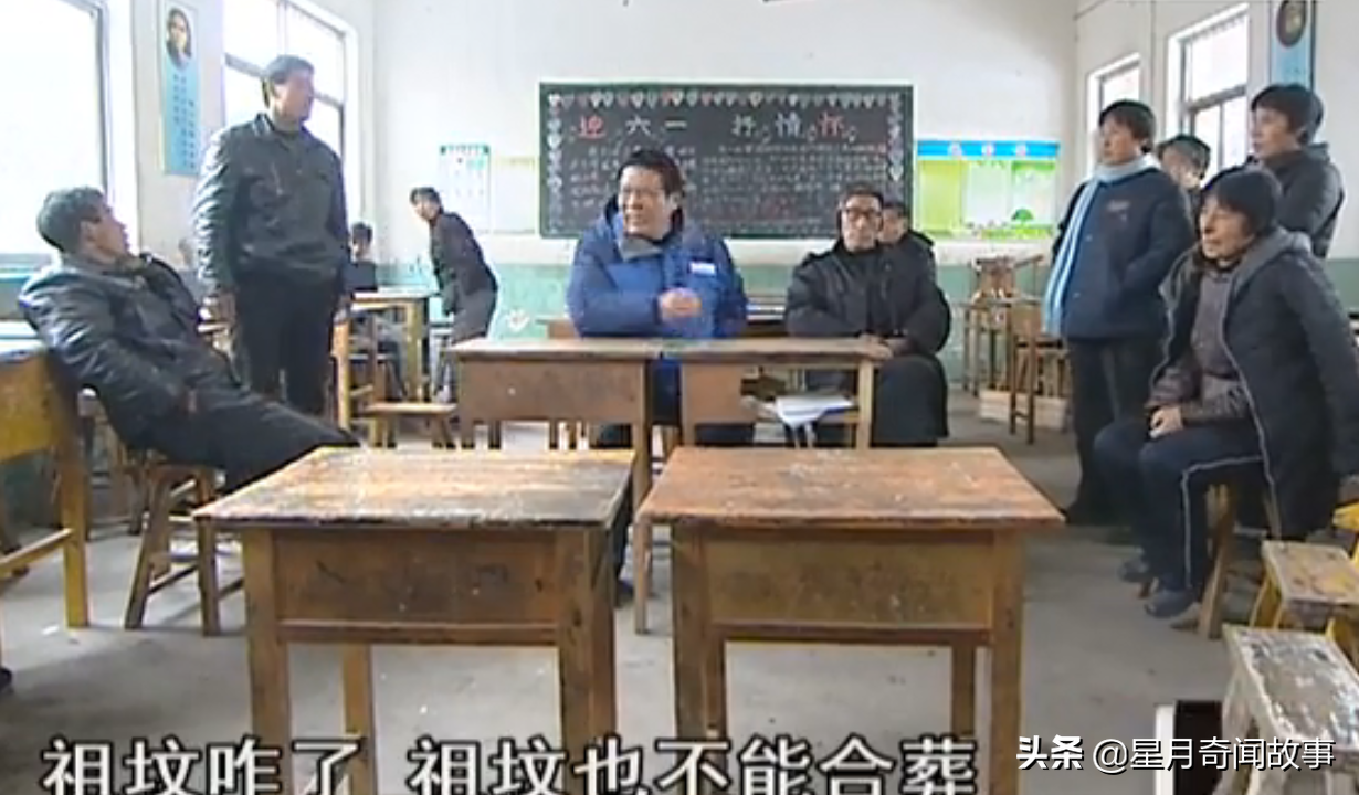 老娘去世三天，二儿子就是不让下葬：埋我家地里，老大给多少钱？