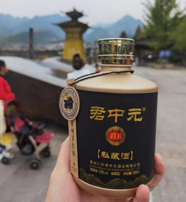 中国2大“贴牌酒”，曾让茅台、五粮液望尘莫及，如今在柜台积灰