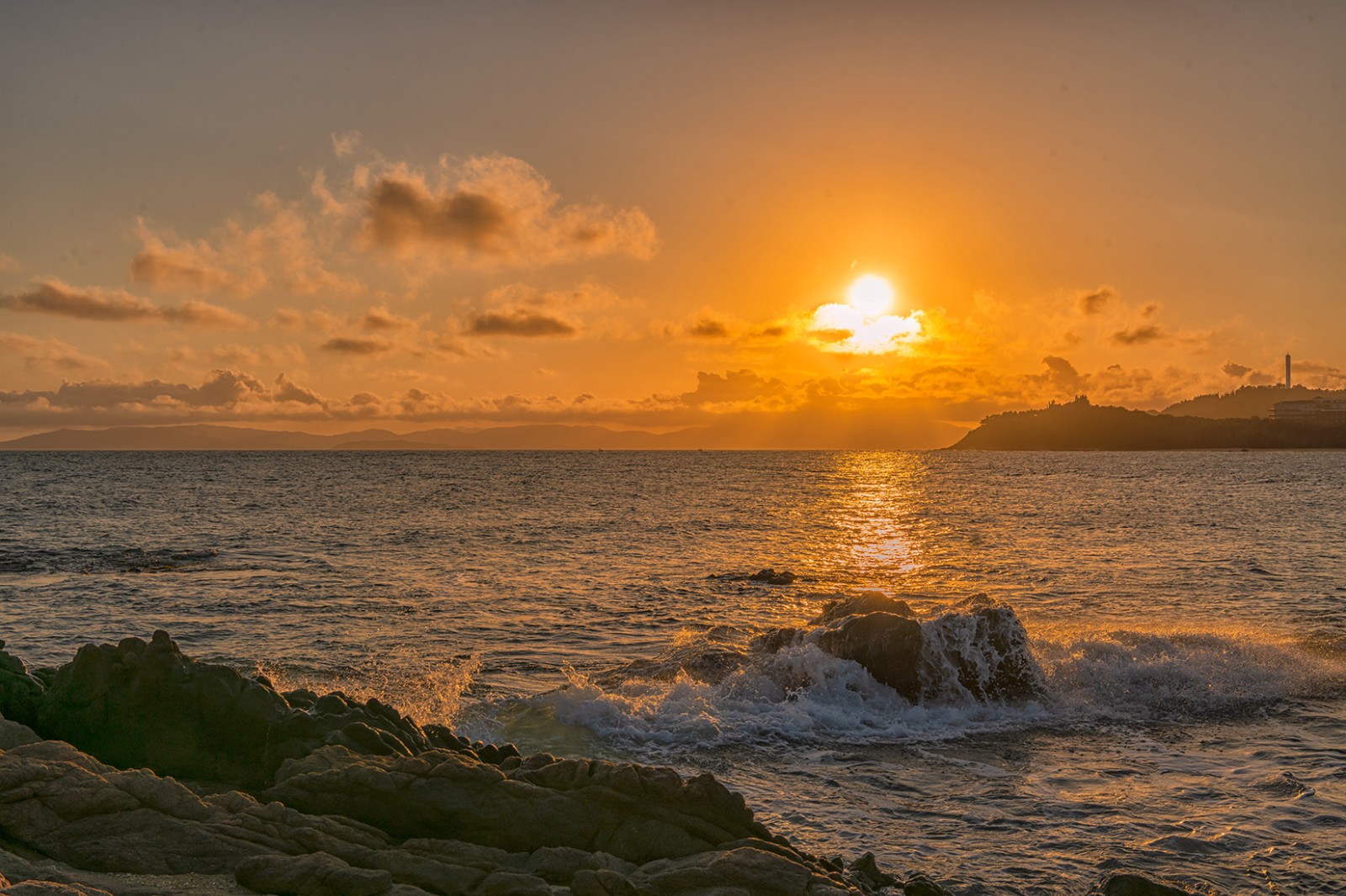 海边的夕阳，一片橙红橙红的