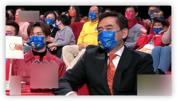 虎年春晚台下明星：王源吉克隽逸挤一把椅子，陈宝国隔口罩抠鼻子