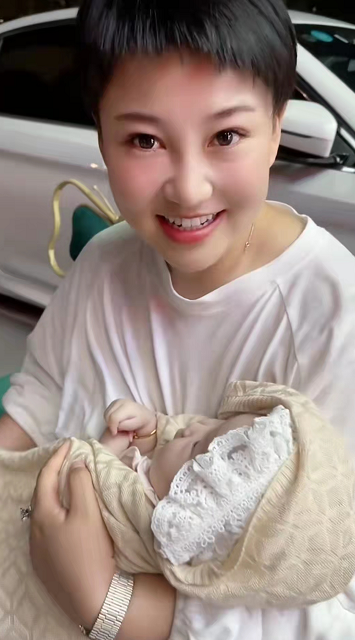 杨树林老婆胖丫被曝生二胎，抱婴儿母爱满满，出狱后靠卖水果维生