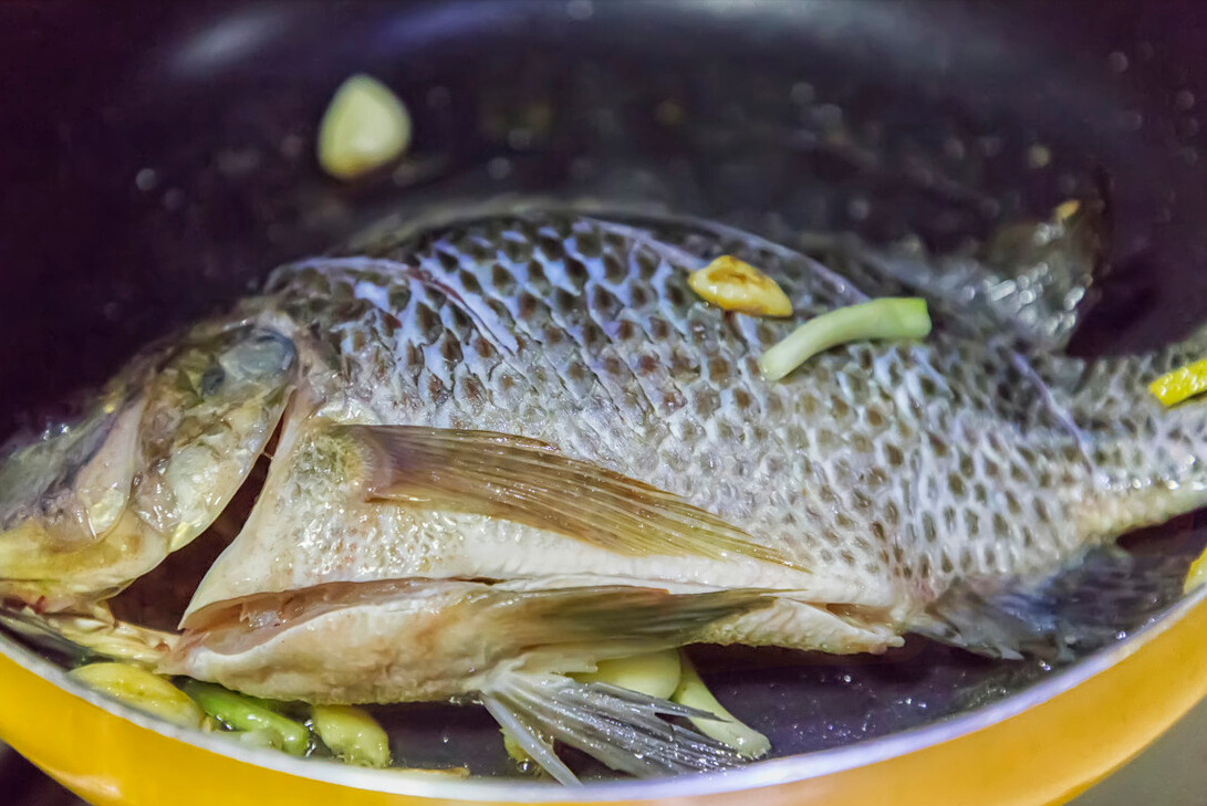 铁锅煎鱼，总是破皮还粘锅？大厨教你3个窍门，鱼肉完整不碎