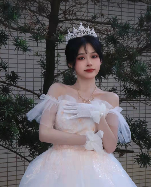 高三女生运动会“举牌”火了，颜值不输大牌明星，评论区酸气十足