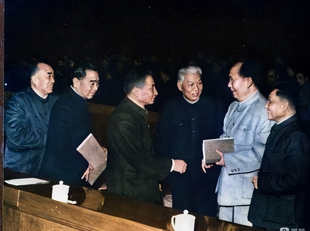 新中国成立之初国务繁忙，周总理每次外出时，是谁来代理总理职务