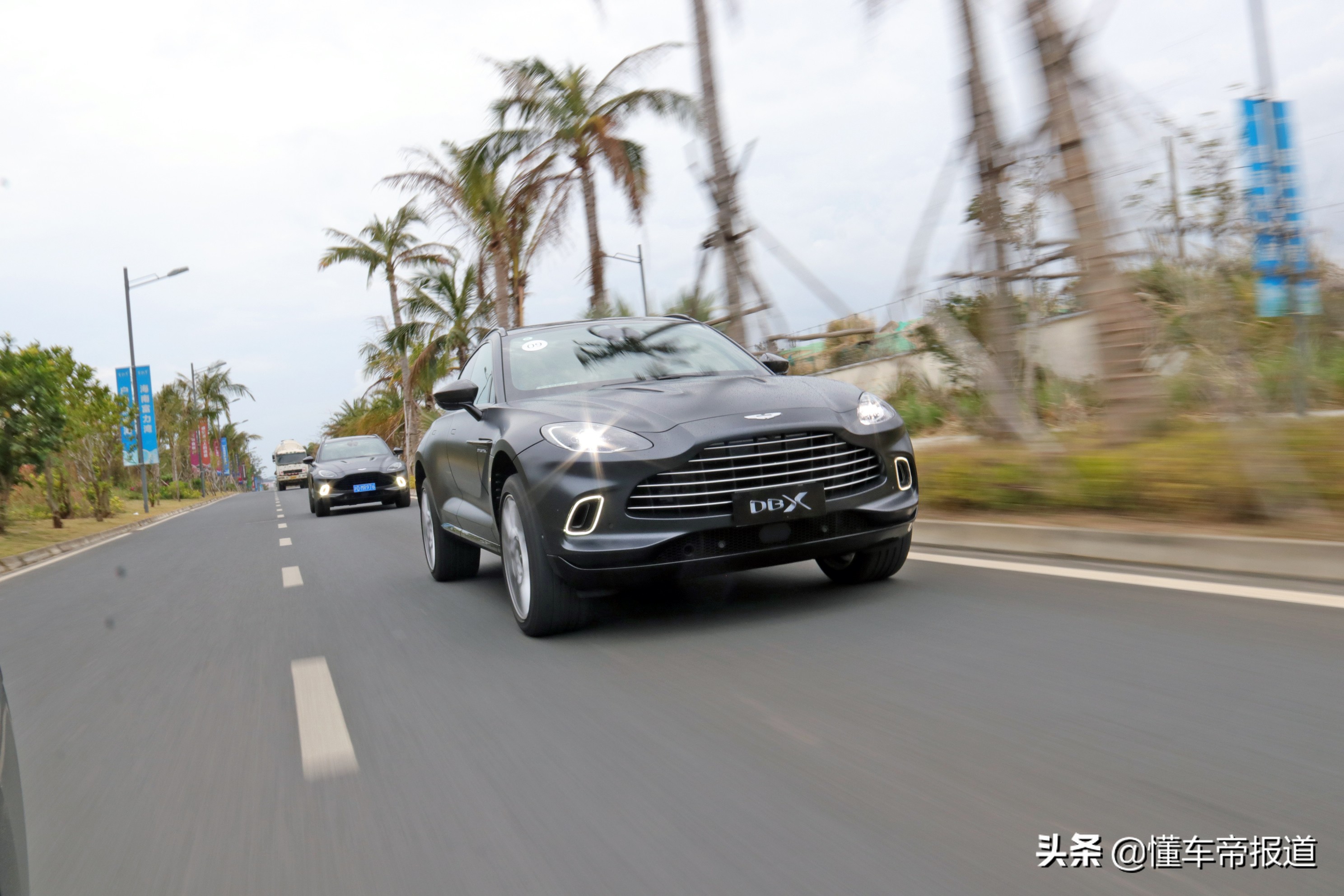 新车|不输4.0T V8，便宜40万元！试驾阿斯顿·马丁DBX STRAIGHT-SIX