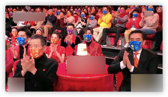 虎年春晚台下明星：王源吉克隽逸挤一把椅子，陈宝国隔口罩抠鼻子