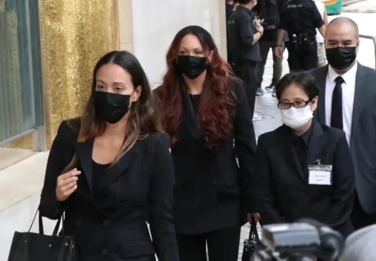 赌王嫡孙女罕见发动态，眉眼像极亡父何猷光，不争家产却身价不菲