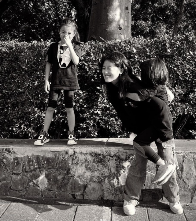 贾静雯晒与大女儿合照，16岁梧桐妹长成美少女，母女同框似姐妹花