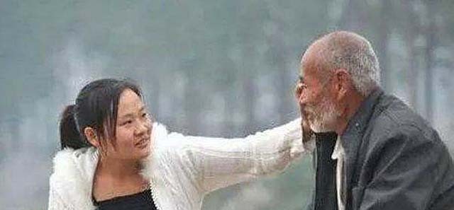 安徽光棍兄弟收养弃婴，给拖拉机装土赚奶粉钱，34年后女婴成教师