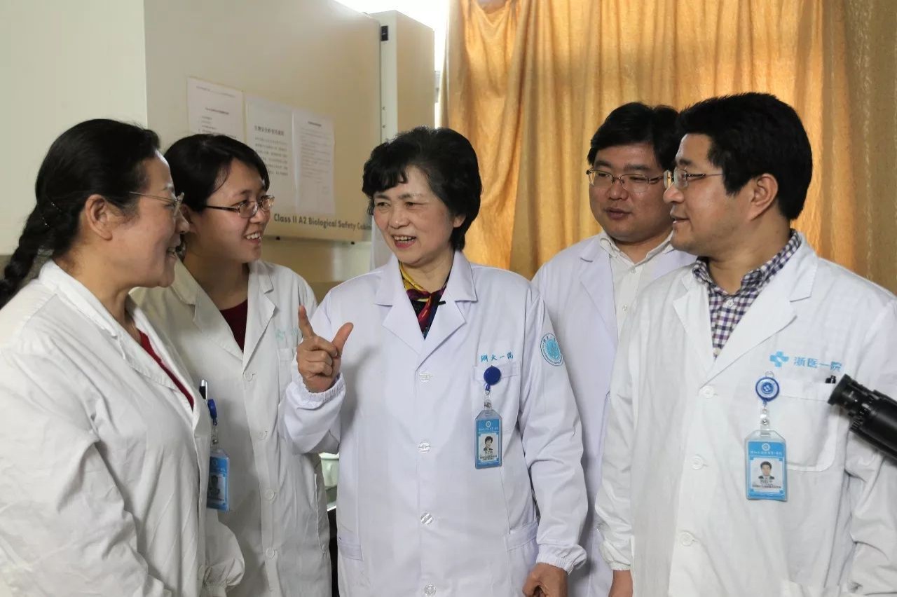 李兰娟，从无钱上学到村医到卫生厅长再到院士，母亲：唉，苦的