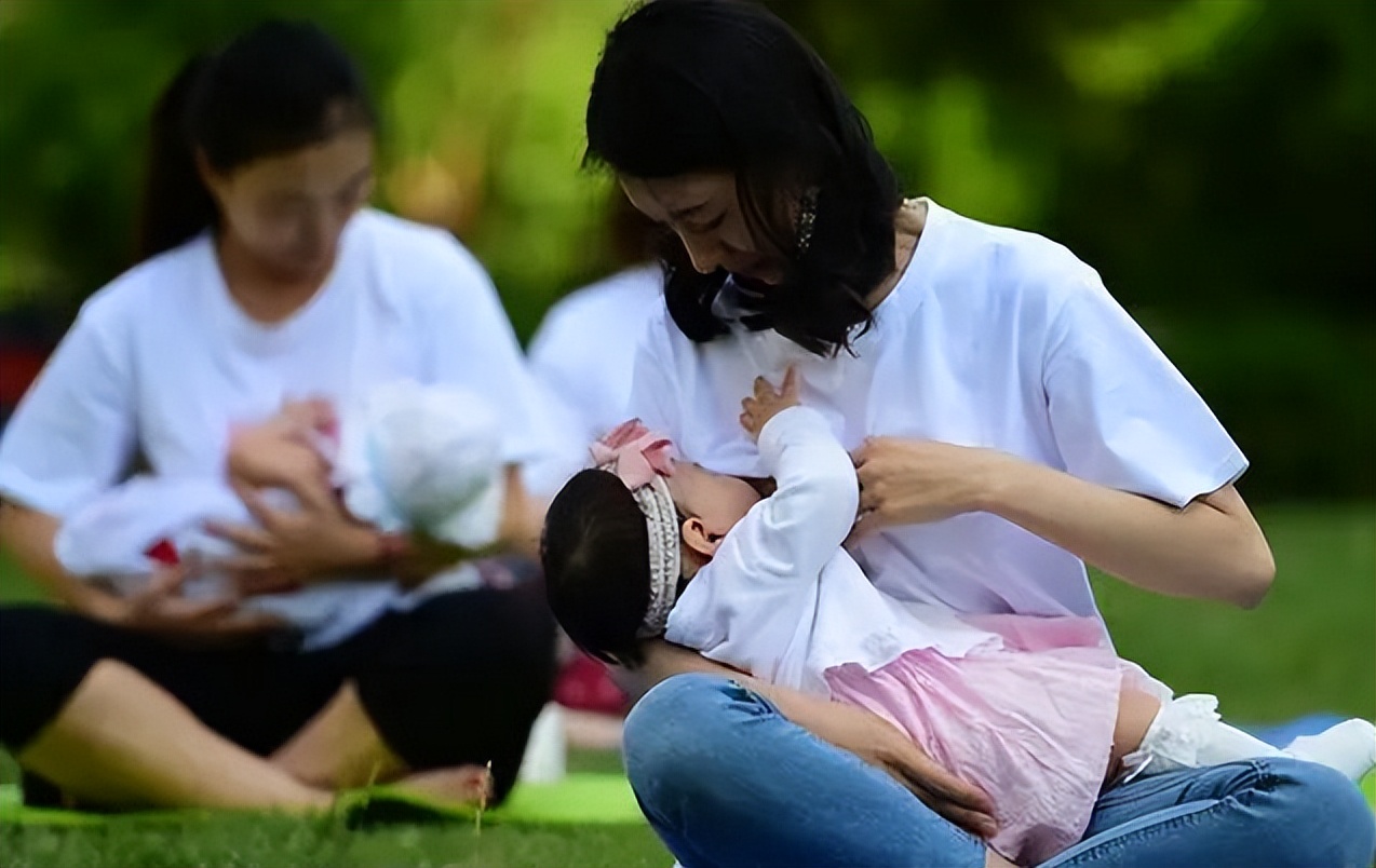 婴儿可以竖着抱吗（宝宝哭闹时为啥竖抱后立马就停止哭闹）