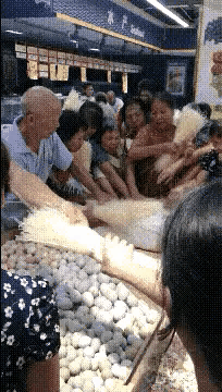 爸，你旁边的叔叔好帅，爸爸：这是你妈，网友当场笑喷了，哈哈哈