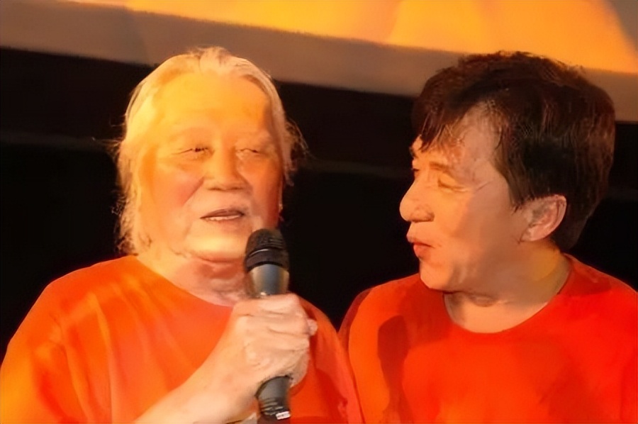 2007年成龙和亲哥安徽相认，对方一贫如洗，他有没有帮帮哥哥们