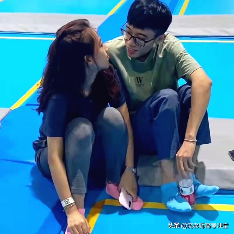 西电“情侣”学霸，女的貌美如花男的英俊帅气，双双保研上海交大